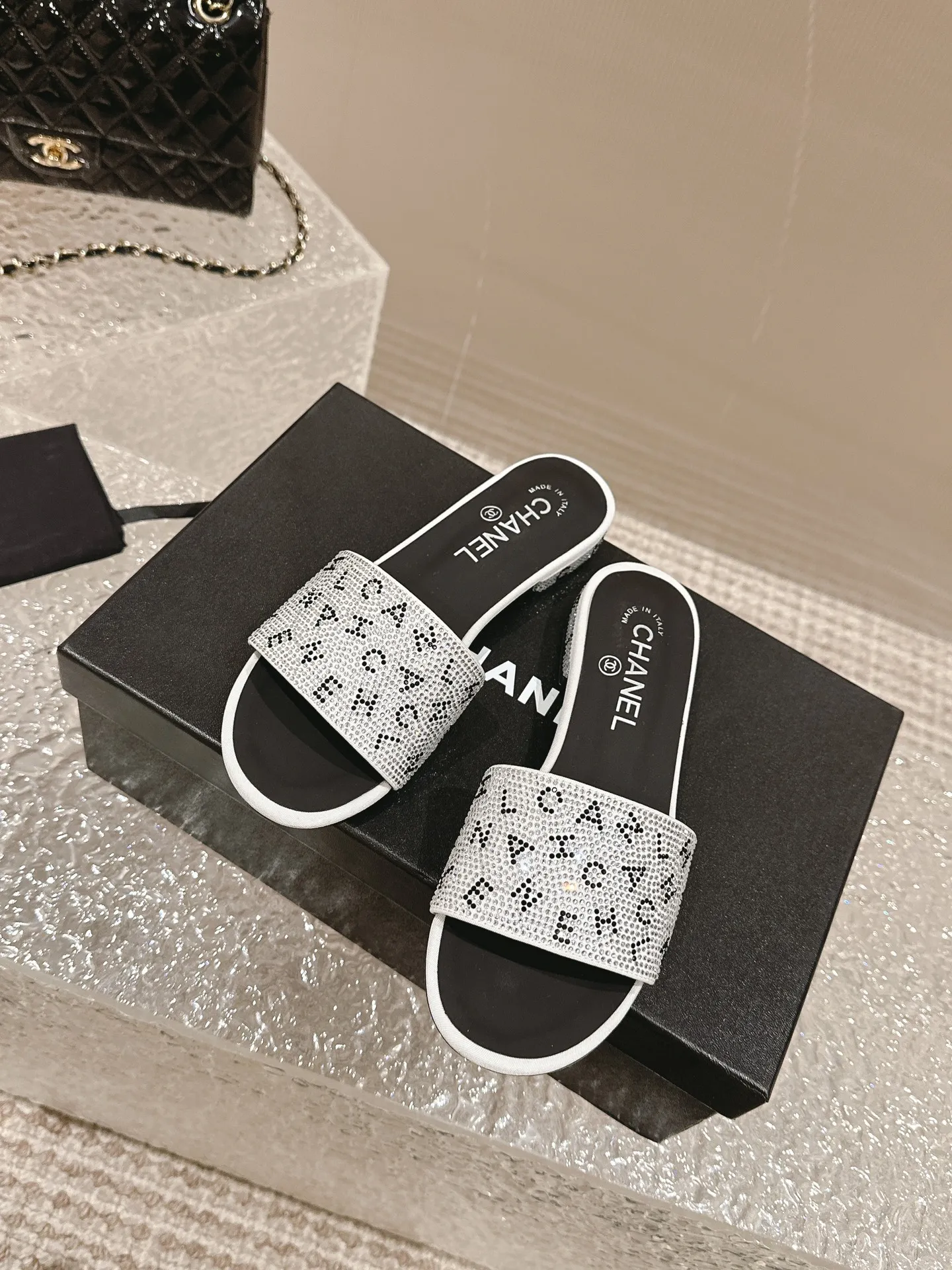 💕💕Factory direct selling price p440💕💕 Xiaoxiang Chanel rhinestone slippers with large black rhinestone letters, these really blingbling slippers are full of diamonds. They are both classic and artistic, and can be styled according to your daily style. The characteristic is that the hot diamonds are particularly shiny. They are made with heavy craftsmanship and are not easy to fall off. They have the sexy temperament of celebrities and are versatile. Color: black white 35-41